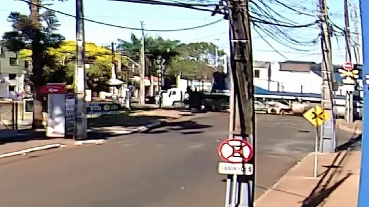 Imagens fortes: Câmera flagra momento que idosa é atropelada por trem Imagens fortes: Câmera flagra momento que idosa é atropelada por trem