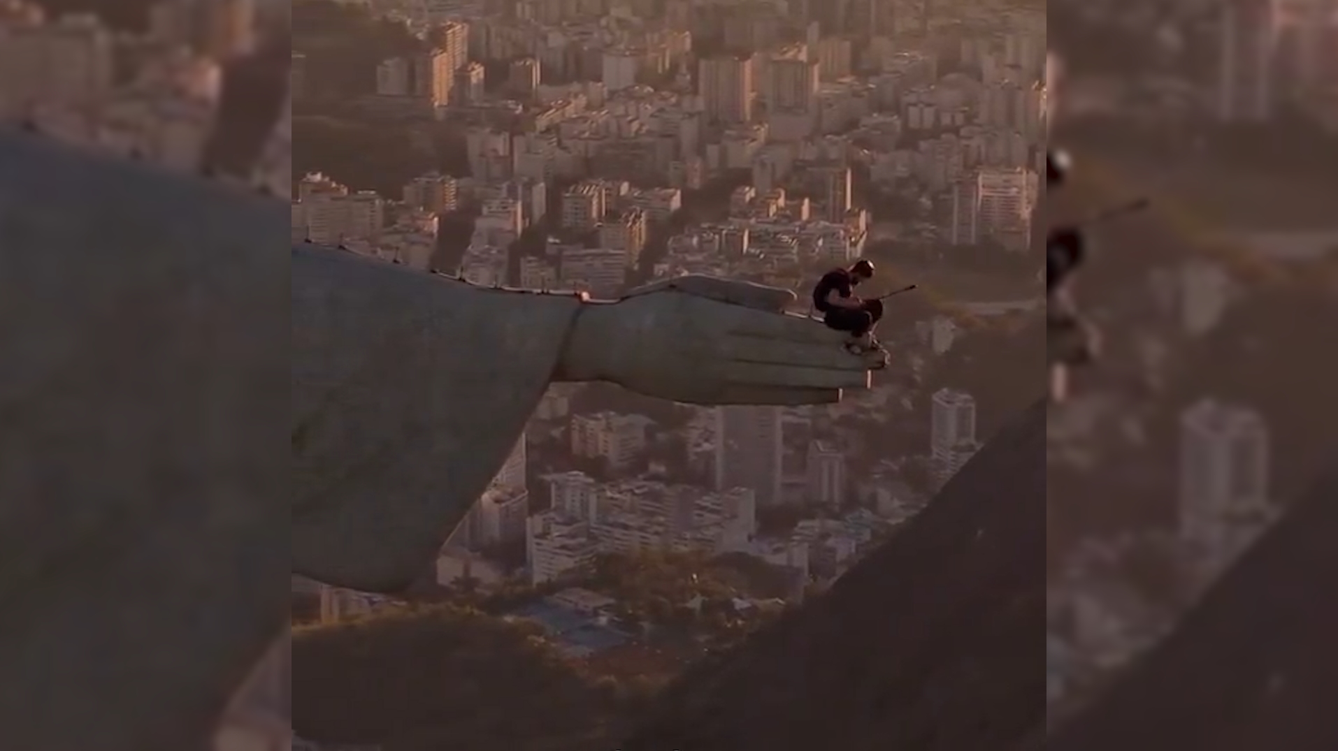 Homem escala Cristo Redentor, salta de paraquedas e caso vira alvo de investigação policial Homem escala Cristo Redentor, salta de paraquedas e caso vira alvo de investigação policial
