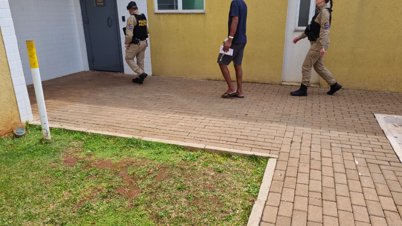 Homem fica ferido após levar 'vassourada' da esposa, vai parar no hospital e caso acaba na delegacia
