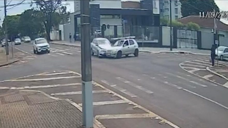 Câmera de segurança flagra colisão entre Gol e Celta em Cascavel