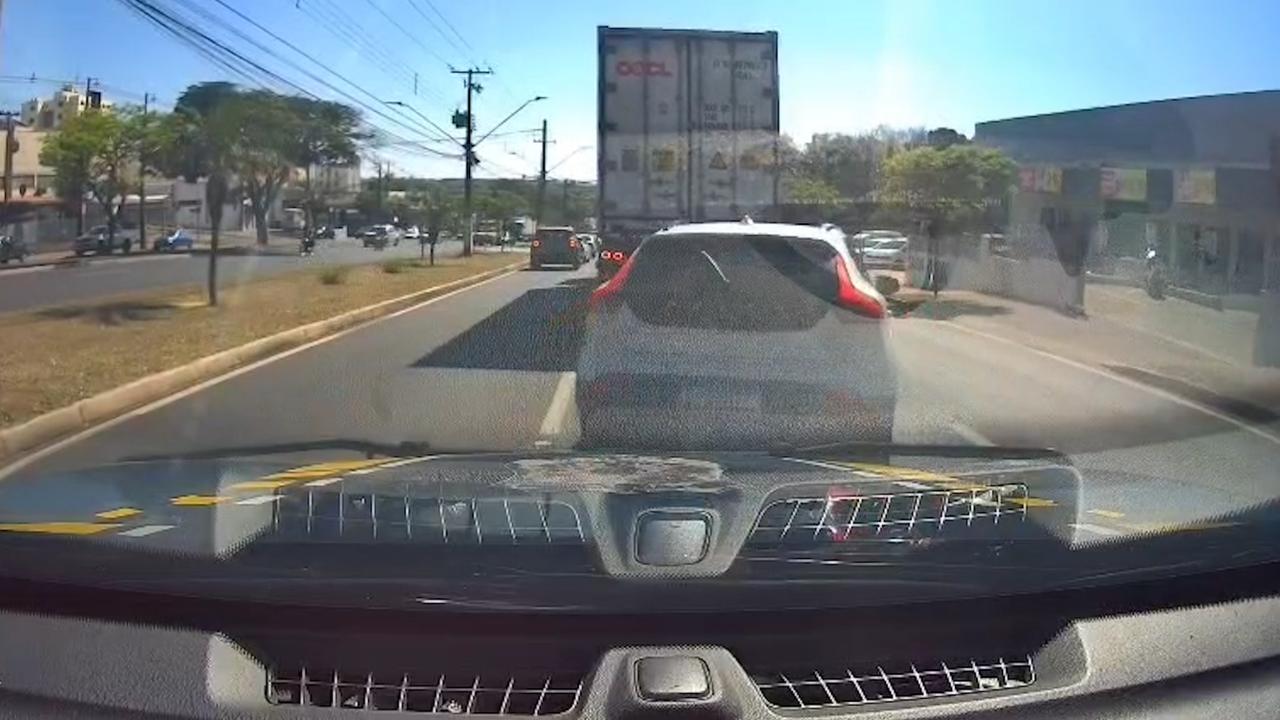 Perseguição policial: PRF apreende Volvo V40 carregado com 400 kg de maconha após acidente