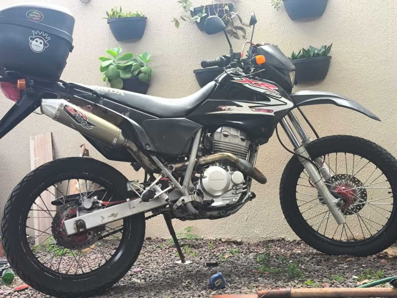 Foi perdido uma caixa de moto no bairro Santos Dumont