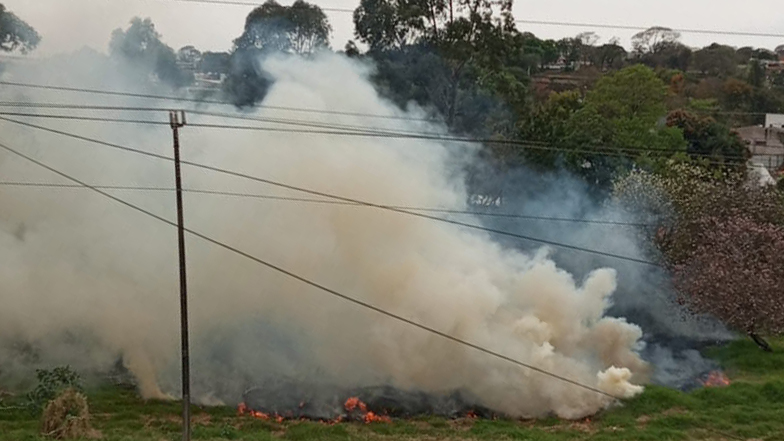 Corpo de Bombeiros é acionado para combater incêndio no Brasmadeira