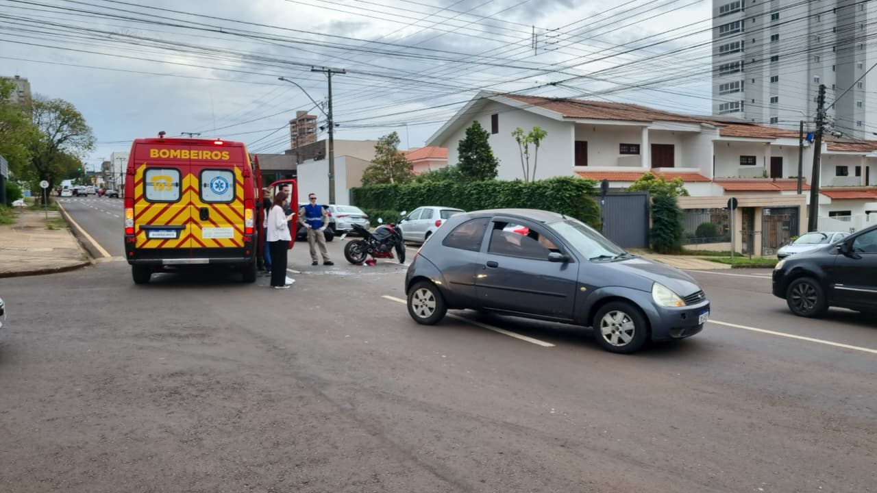 Forte colisão entre Ka e moto deixa motociclista ferido na Rua Presidente Kennedy
