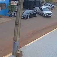 Imagem referente a Vídeo: Veja momento em que assaltantes armados roubam caminhonete resultando em confronto armado no Cascavel Velho