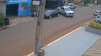 Vídeo: Veja momento em que assaltantes armados roubam caminhonete resultando em confronto armado no Cascavel Velho