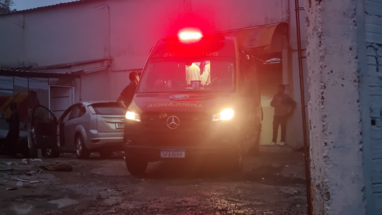 Trabalhador cai de plano elevado na Rua Rio da Paz e fica ferido