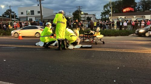 Motociclista fica em estado grave ao bater contra carreta na BR-277, em Santa Tereza do Oeste