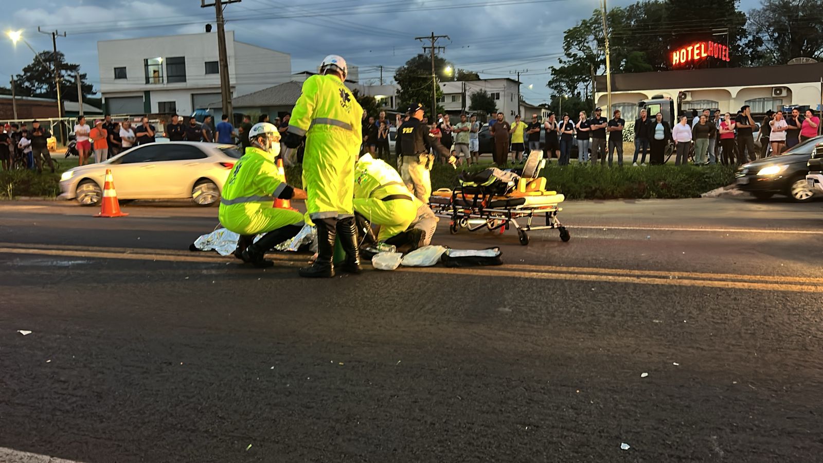 Motociclista fica em estado grave ao bater contra carreta na BR-277, em Santa Tereza do Oeste