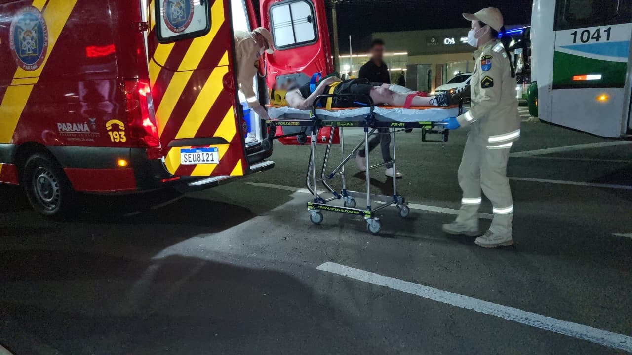 Jovem fica ferido em batida entre Biz e Tracker na Avenida Brasil