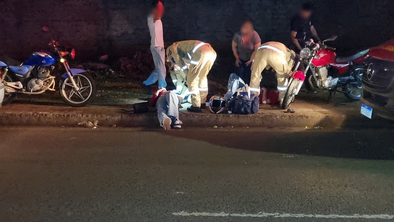 Queda de moto deixa duas pessoas feridas no Bairro Periolo