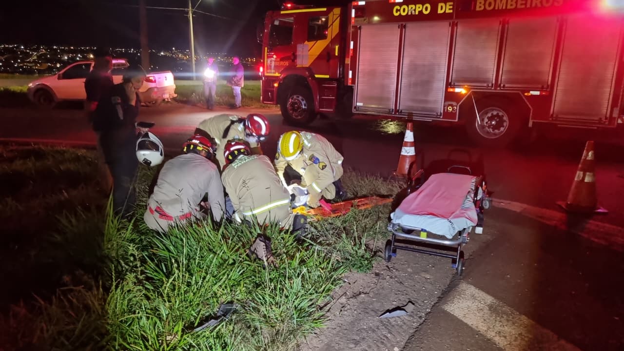 Motociclista sofre lesões moderadas ao colidir contra Fiat Strada na BR-467 em Cascavel