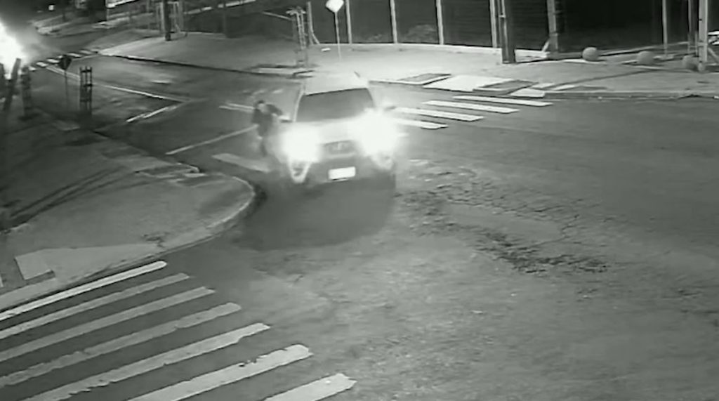 Ciclista “rampa” lombada e colide na lateral de SUV no Bairro Santa Felicidade