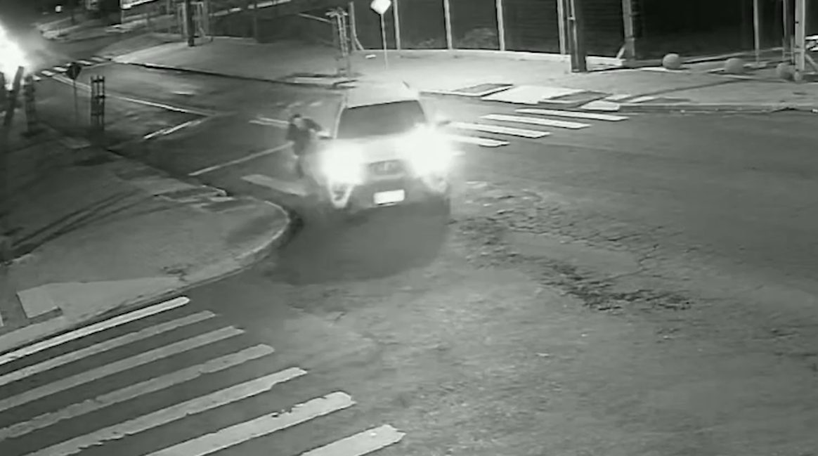 Ciclista "rampa" lombada e colide na lateral de SUV no Bairro Santa Felicidade