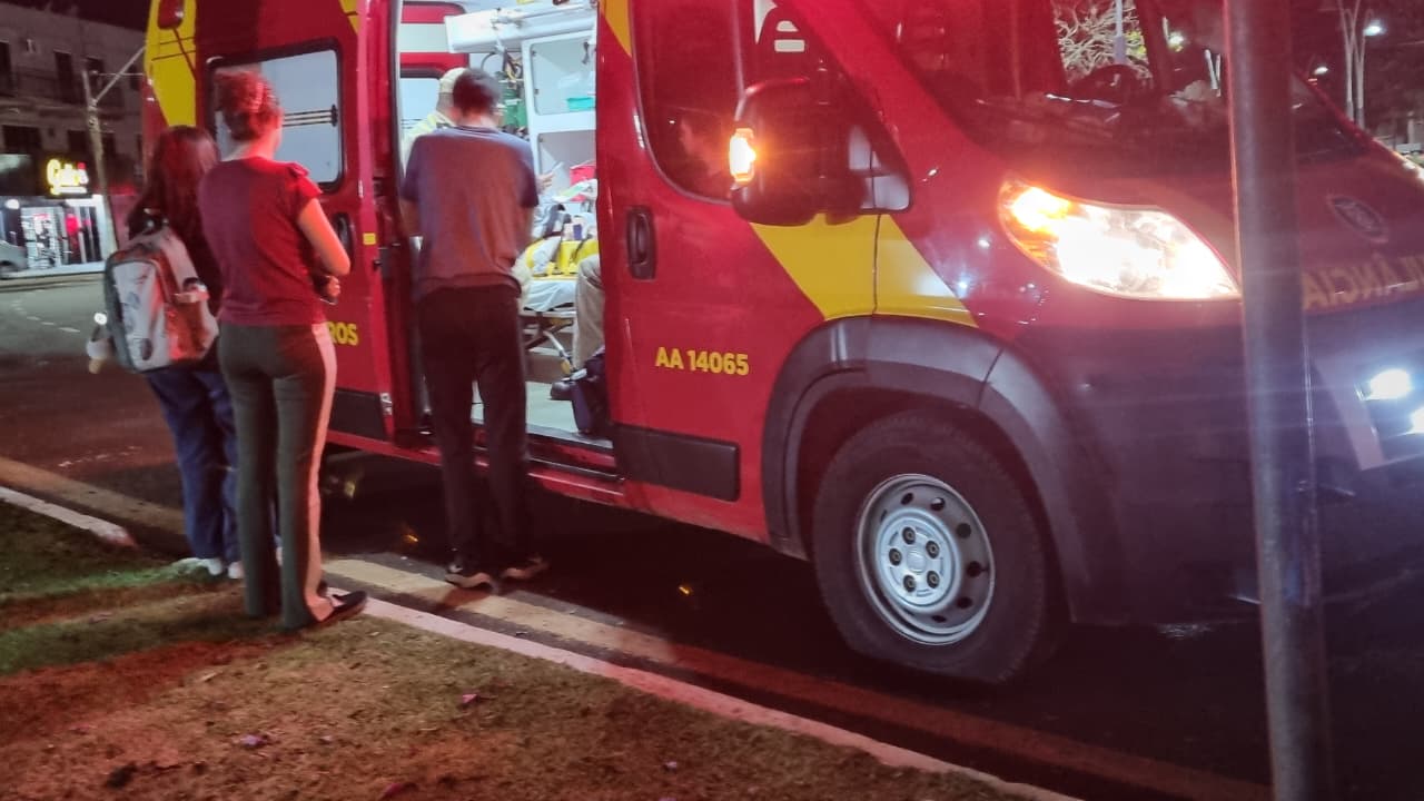 Siate atende vítima de acidente na Avenida Brasil, na Praça da Bíblia