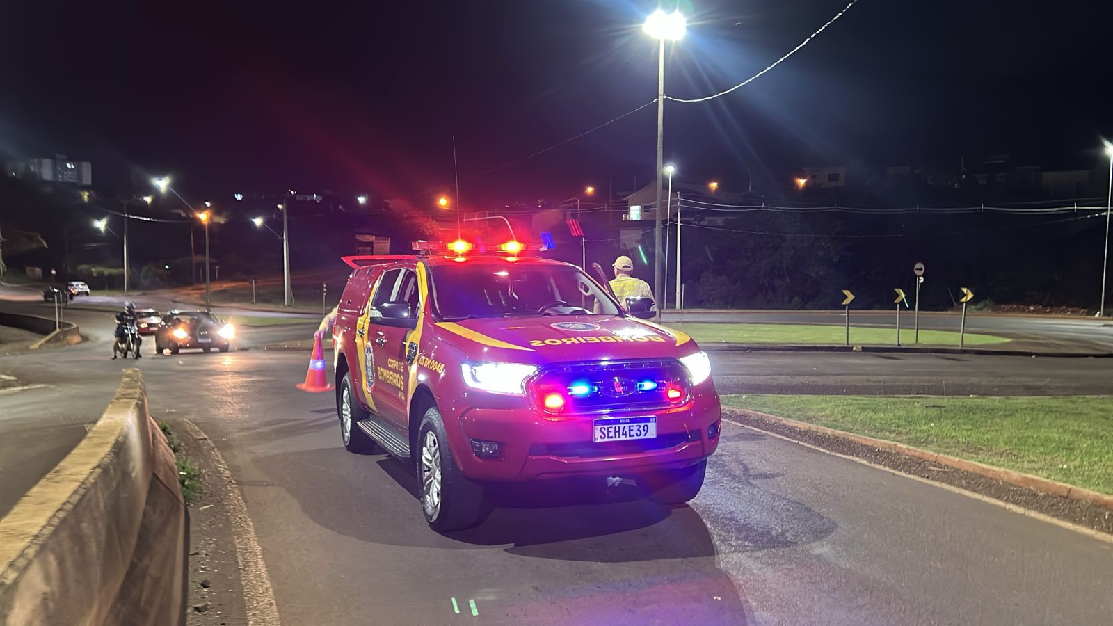 Bombeiros resgatam jovem que ameaçava tirar a própria vida em Cascavel Bombeiros resgatam jovem que ameaçava tirar a própria vida em Cascavel