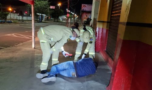 Idoso é socorrido após ser encontrado caído em frente de bar no São Cristóvão
