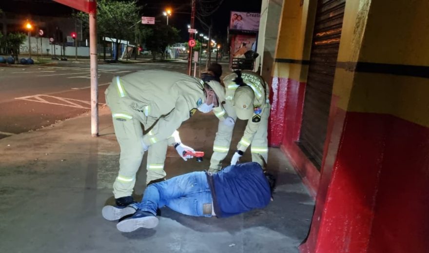 Idoso é socorrido após ser encontrado caído em frente de bar no São Cristóvão