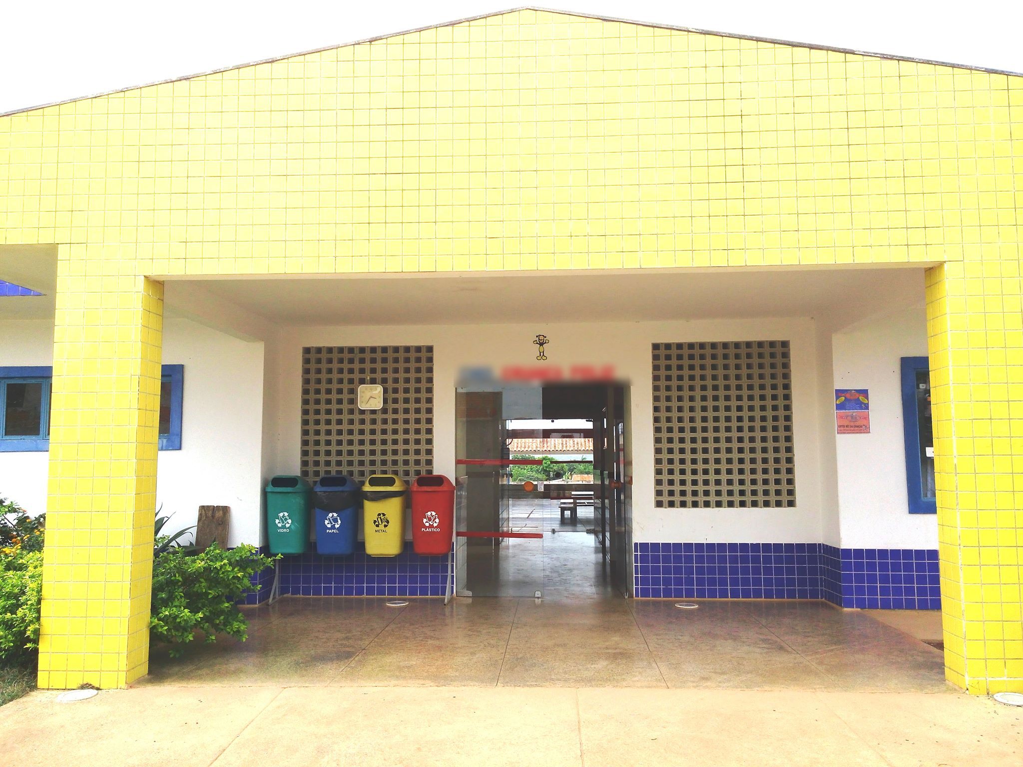 Homem armado com faca invade CMEI em Alto Paraíso e rouba celular de colaboradora Homem armado com faca invade CMEI em Alto Paraíso e rouba celular de colaboradora
