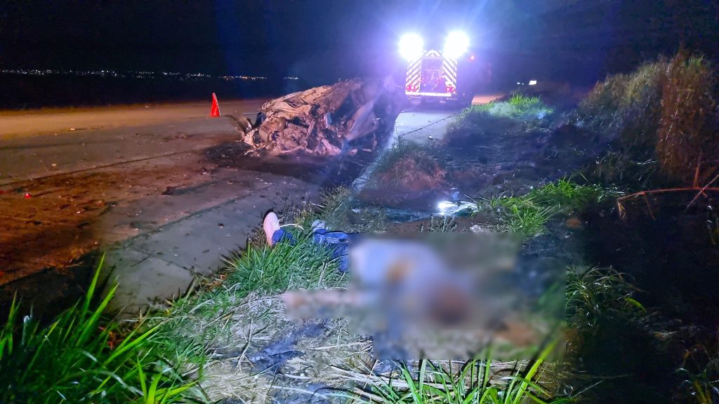 Homem morre após carro capotar diversas vezes e pegar fogo na BR-163 em Cascavel