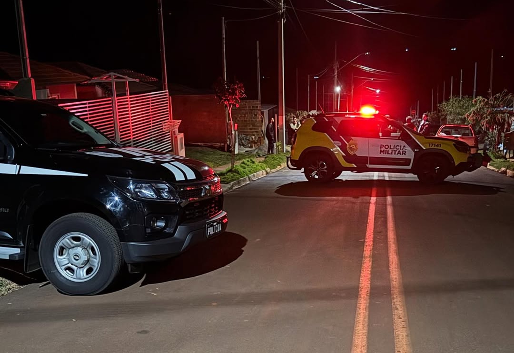 Vizinhos escutam sequência de disparos e homem é encontrado morto dentro da própria casa Vizinhos escutam sequência de disparos e homem é encontrado morto dentro da própria casa
