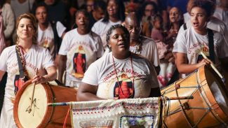 Tambores e cantos marcam abertura do Festival Artes Vertentes Tambores e cantos marcam abertura do Festival Artes Vertentes