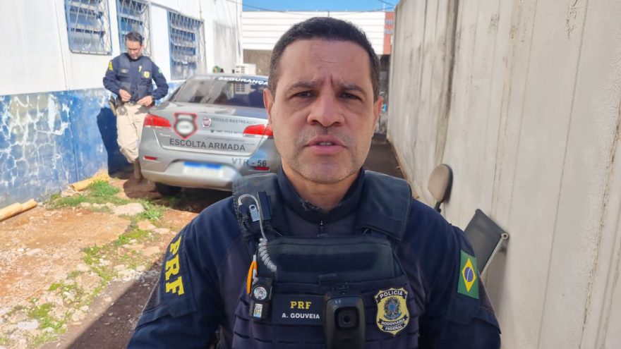 “Encontramos um compartimento oculto no painel do veículo caracterizado como empresa de escolta armada”: relata inspetor da PRF