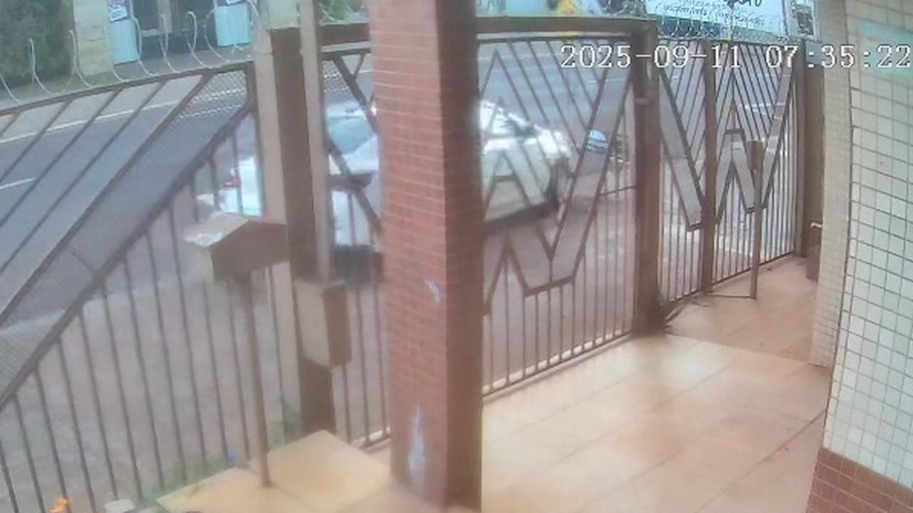 Motorista atropela placa de sinalização na Rua Recife Motorista atropela placa de sinalização na Rua Recife