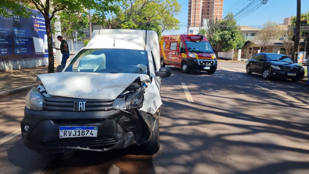Idoso fica ferido após colisão entre carros no Bairro Coqueiral