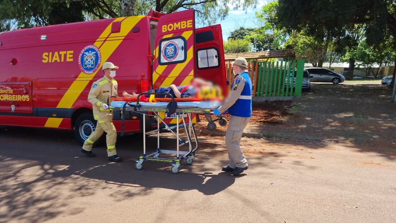 Menino bate a cabeça em parquinho de escola em Cascavel e é socorrido pelo Siate