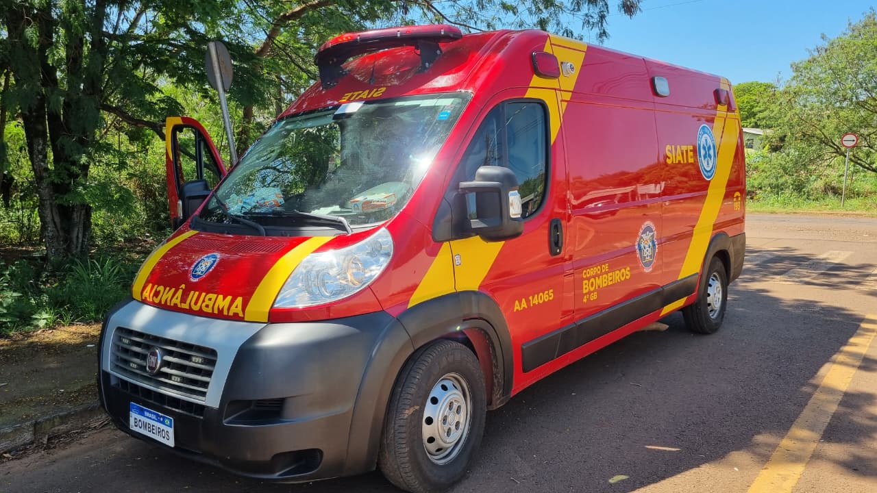 Ford Ka e motocicleta se envolvem em colisão no Bairro Santa Cruz