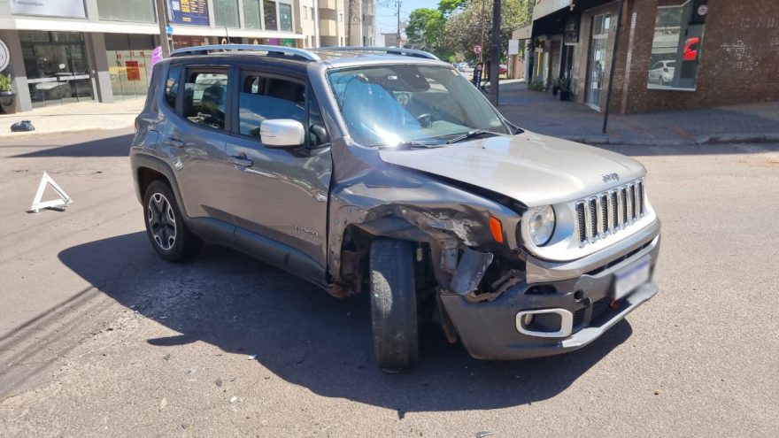 Jeep Renegade e Honda Fit colidem no bairro Coqueiral, em Cascavel