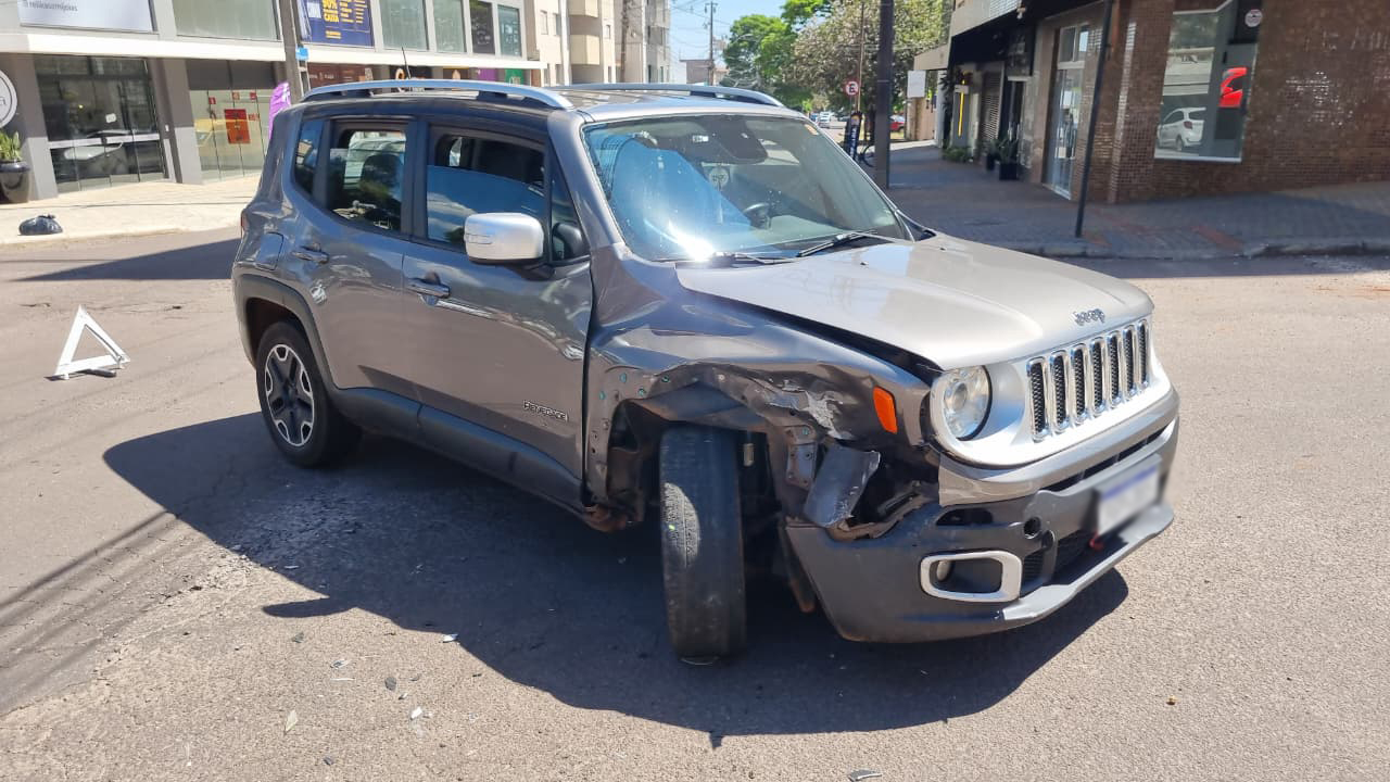 Jeep Renegade e Honda Fit colidem no bairro Coqueiral, em Cascavel