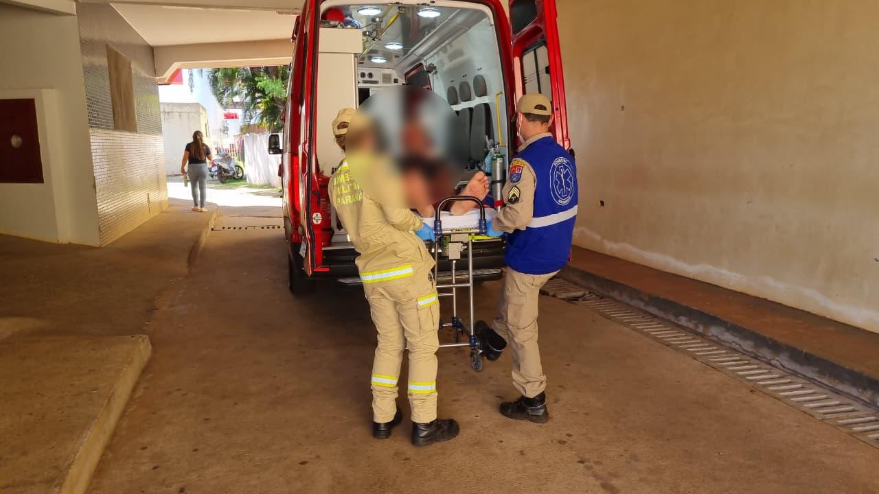 Homem é socorrido pelo Siate após cair na Rua Souza Naves