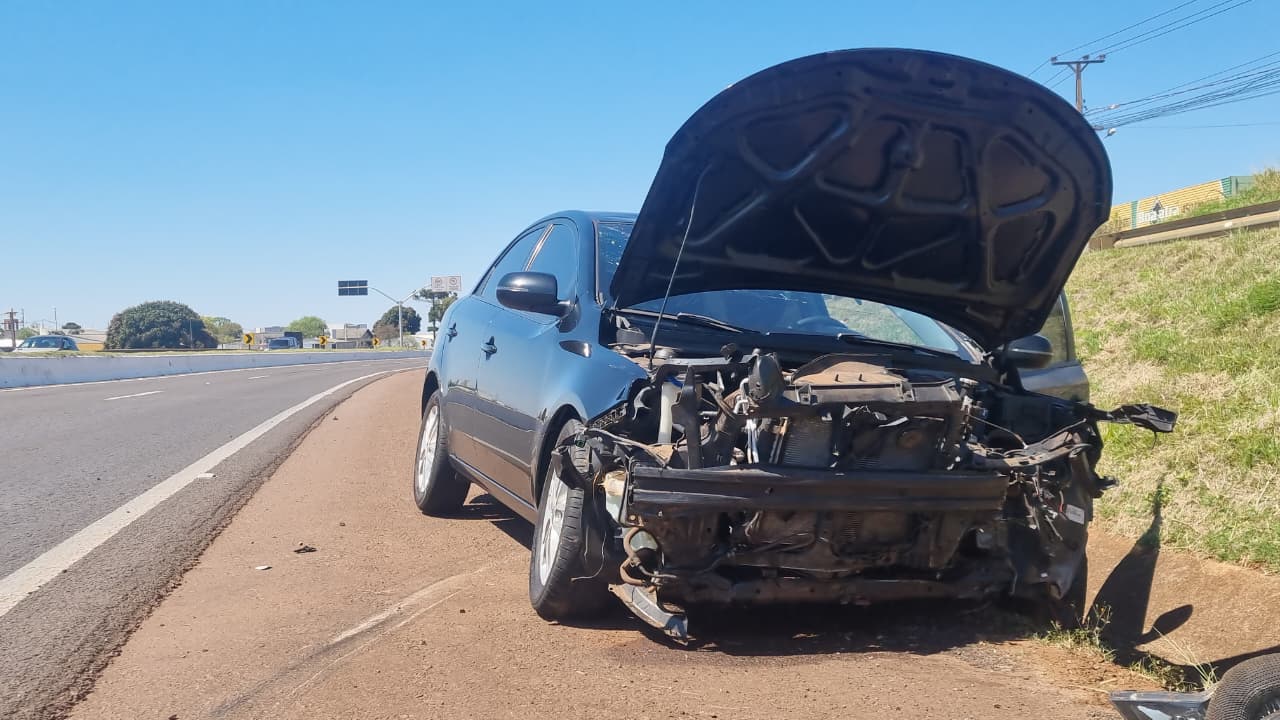 Condutor perde controle de Kia Cerato e colide contra canteiro na PRc-467, em Cascavel