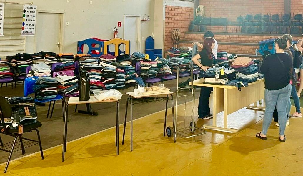 Moda e economia: APAE sedia Outlet Jeans com mais de 1.500 peças