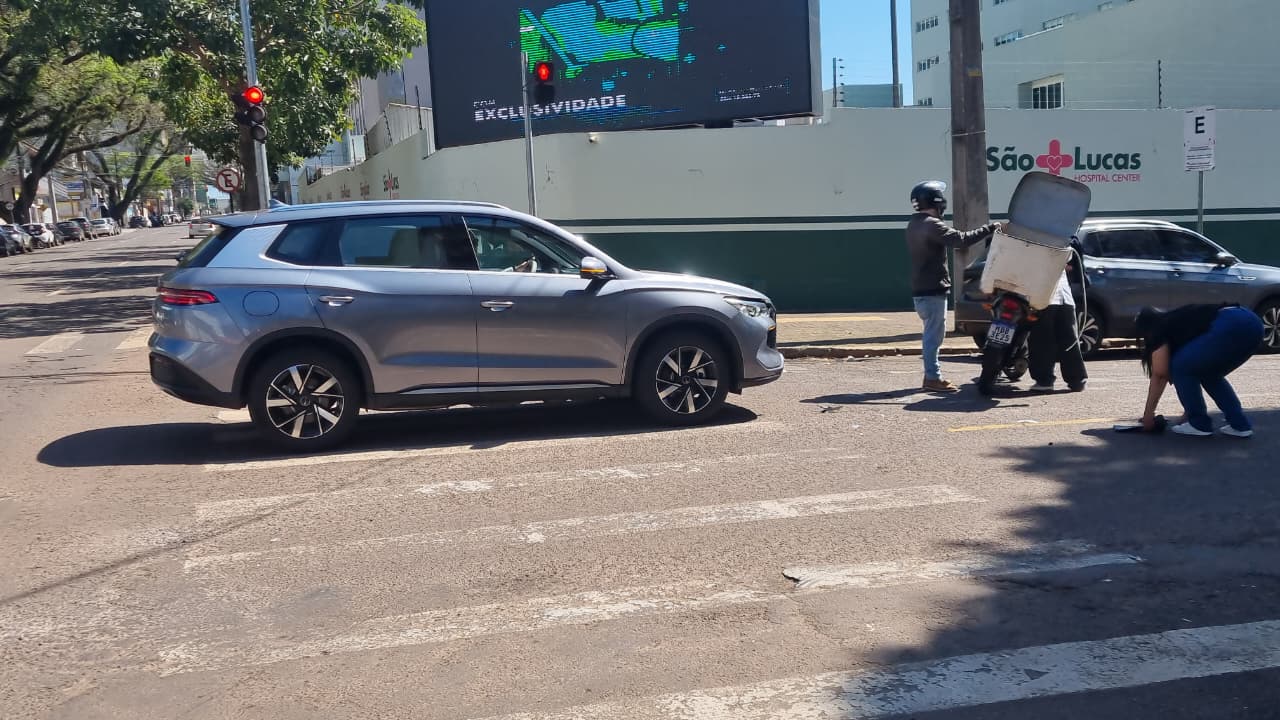 Moto e BYD batem em cruzamento com semáforo no Centro