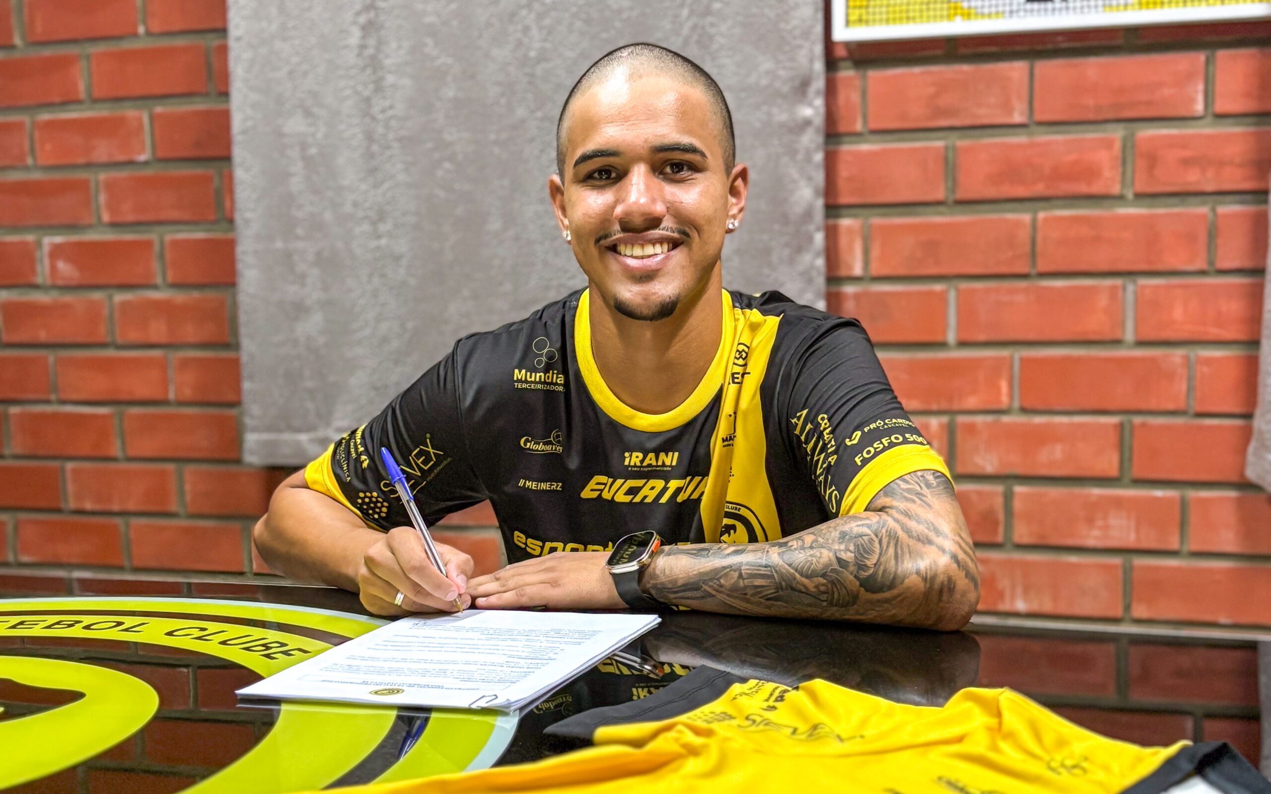 Jovem volante Vitor Amaral assina primeiro contrato profissional com o Cascavel
