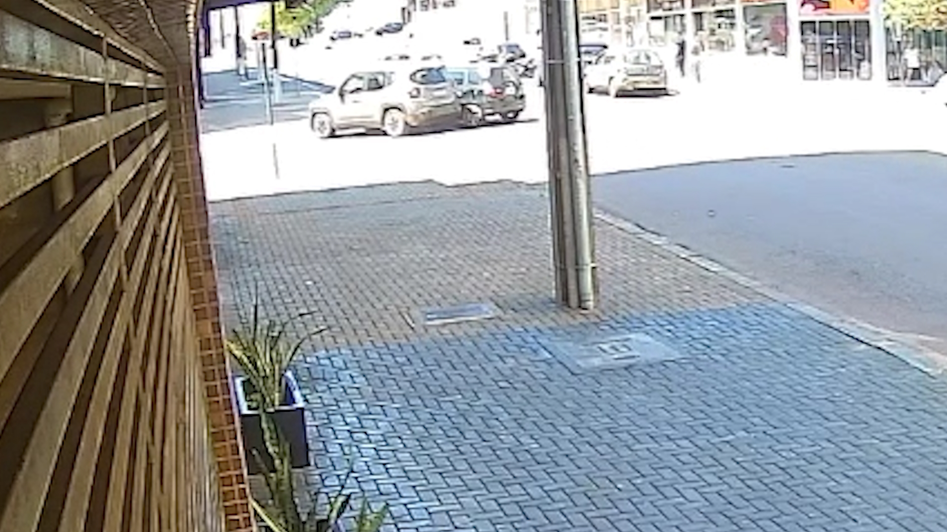 Câmera flagra colisão entre Fit e Renegade no Bairro Coqueiral em Cascavel
