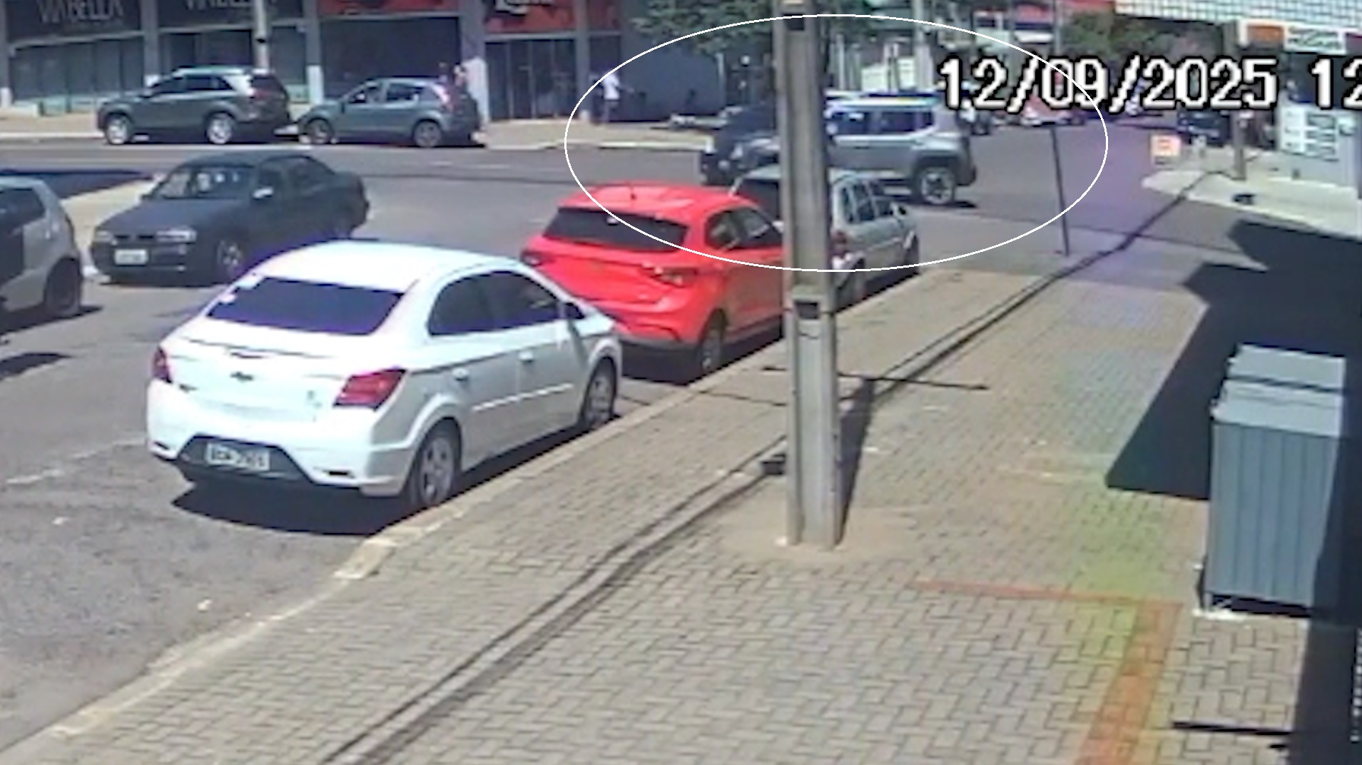 Por outro ângulo: Câmera flagra colisão entre Fit e Renegade no Bairro Coqueiral em Cascavel