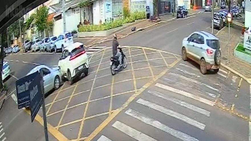 Câmera flagra BYD Dolphin furando preferencial e provocando acidente com Gol no Centro de Cascavel