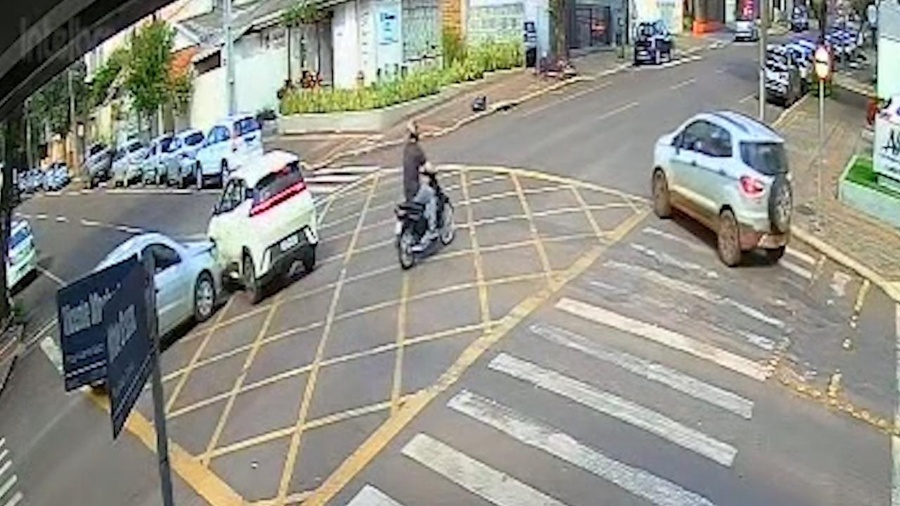 Câmera flagra BYD Dolphin furando preferencial e provocando acidente com Gol no Centro de Cascavel