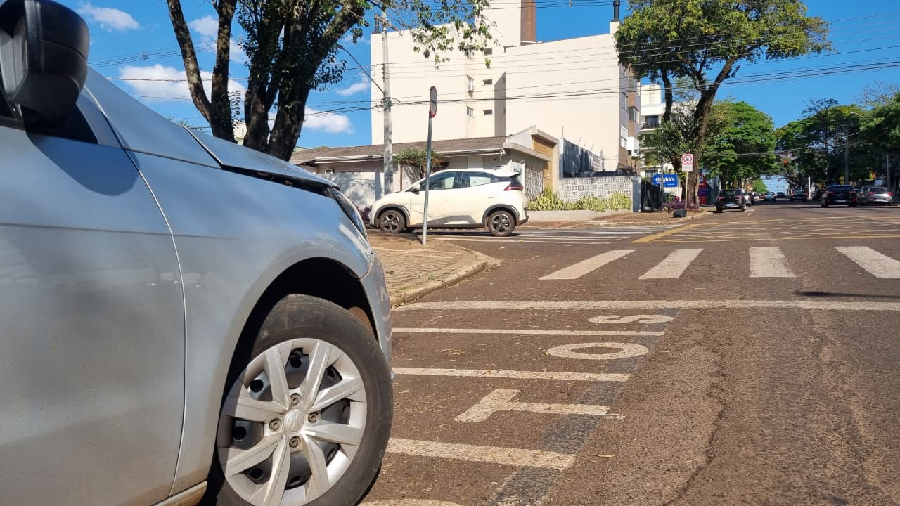 BYD Dolphin e Volkswagen Gol colidem no Centro de Cascavel