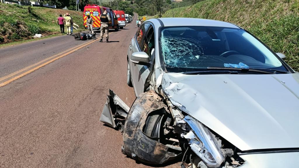 Motociclista fica entre a vida e a morte após forte colisão em Toledo