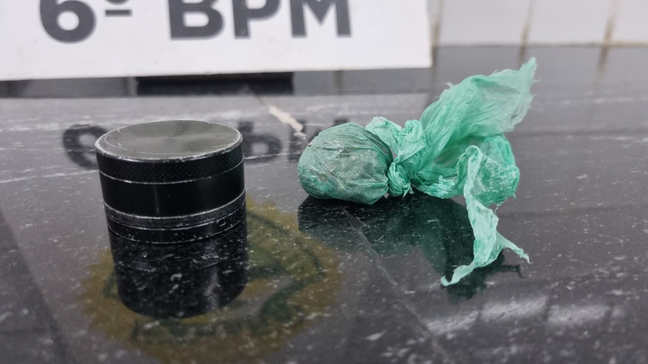Som alto entrega adolescente de 15 anos com maconha e polícia faz apreensão no Guarujá