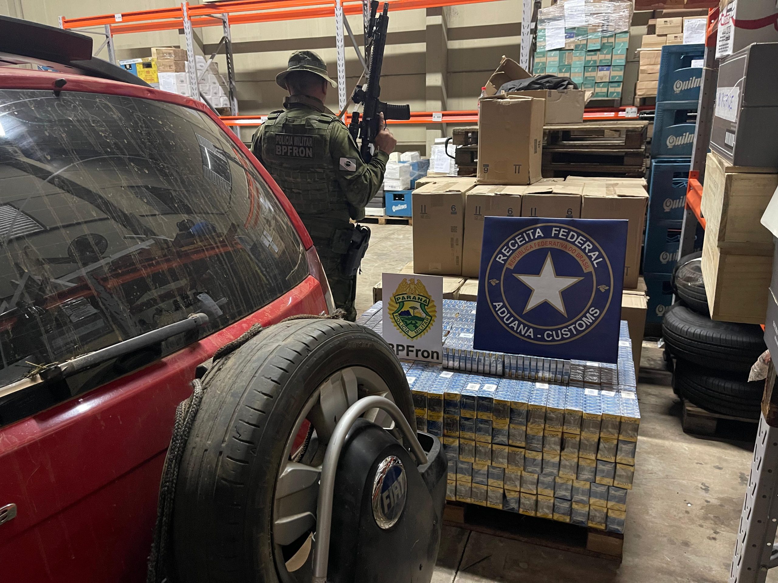 Motorista foge da PM, joga carro em barranco e abandona carga de cigarros paraguaios
