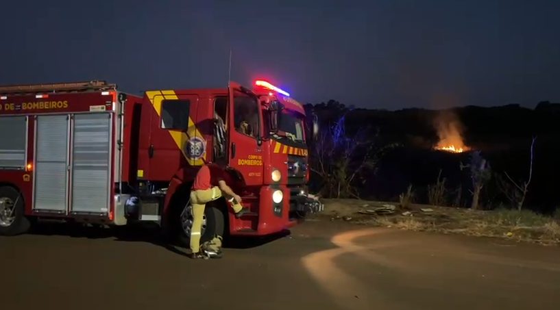 Bombeiros combatem incêndio em área de vegetação no Jardim Veneza