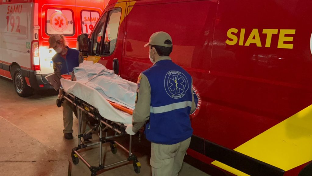 Homem é agredido por populares e socorrido pelo Siate na Rua Hercílio Luz