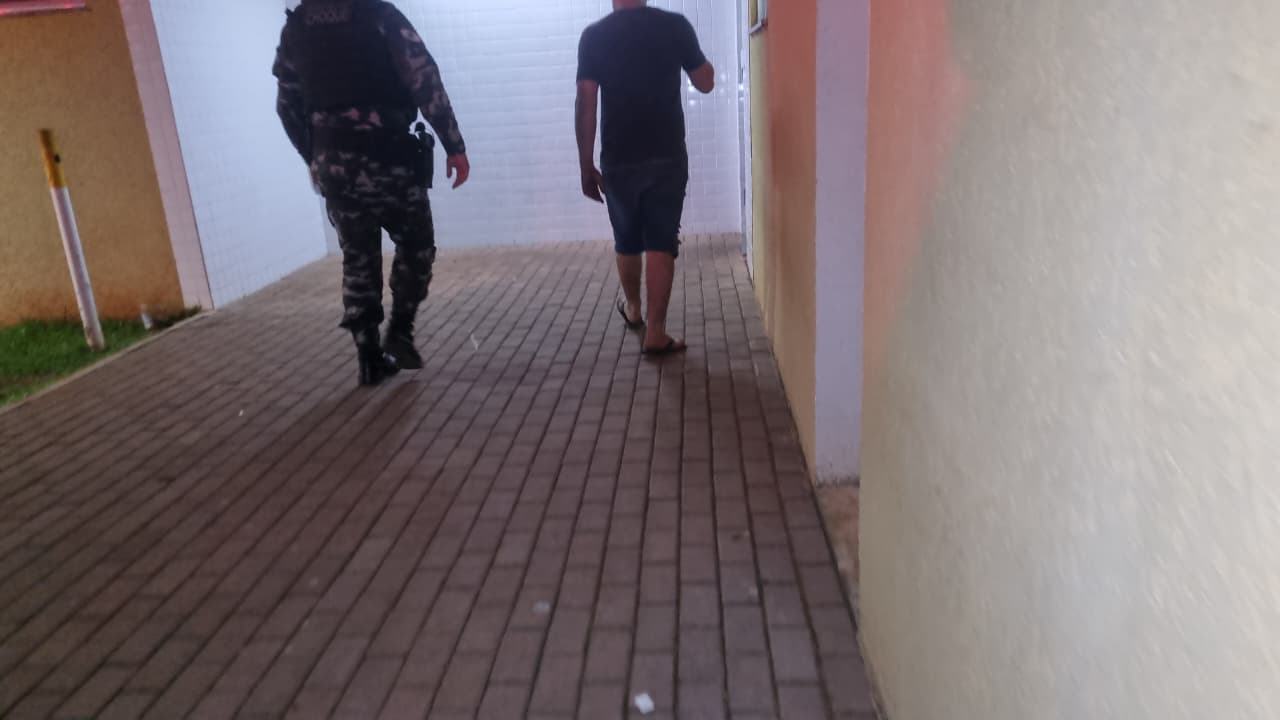 Homem com arma na cintura no Bairro Neva é preso pela PM Homem com arma na cintura no Bairro Neva é preso pela PM