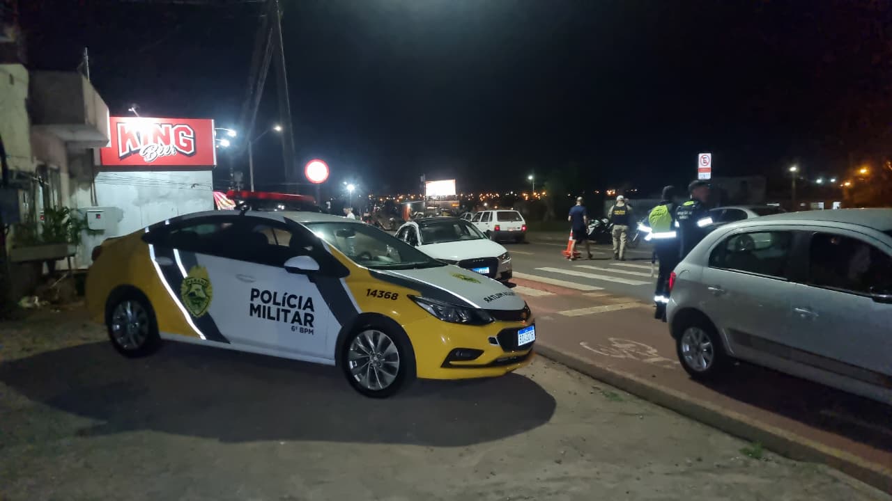 PM fecha o cerco: blitz pega motoristas bêbados e carros irregulares na madrugada PM fecha o cerco: blitz pega motoristas bêbados e carros irregulares na madrugada